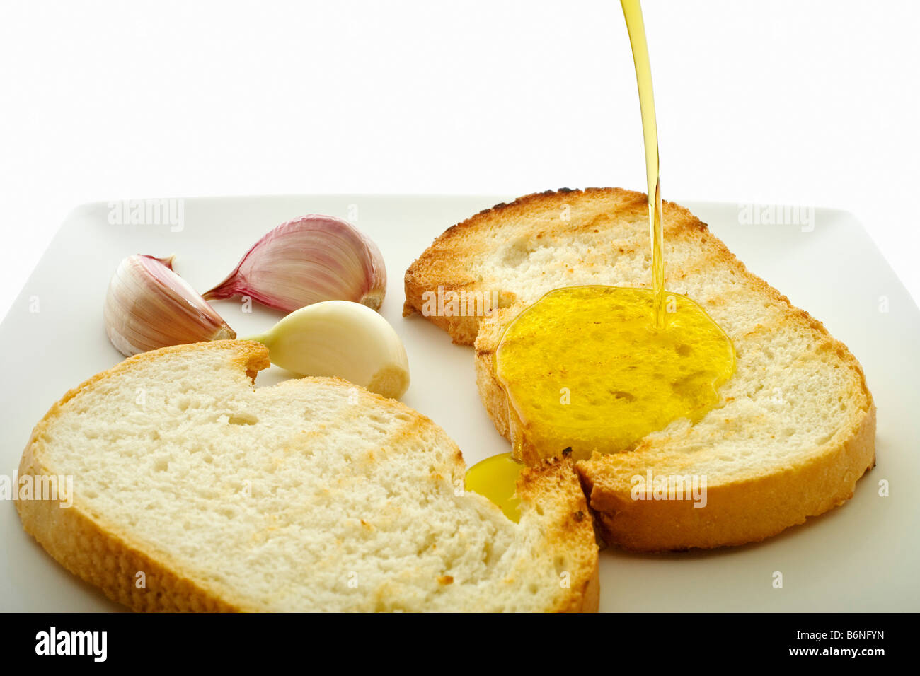 aceite de oliva virgen extra con pan y ajos Extra virgin olive oil with bread and garlic Stock Photo