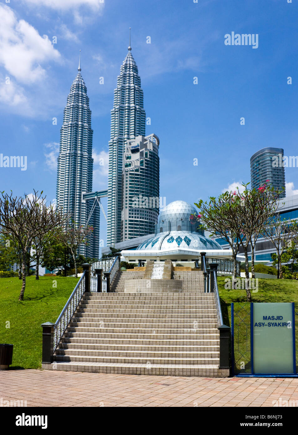 Petronas Twin Towers and Asy Syakirin Mosque in Kuala Lumpur Stock 