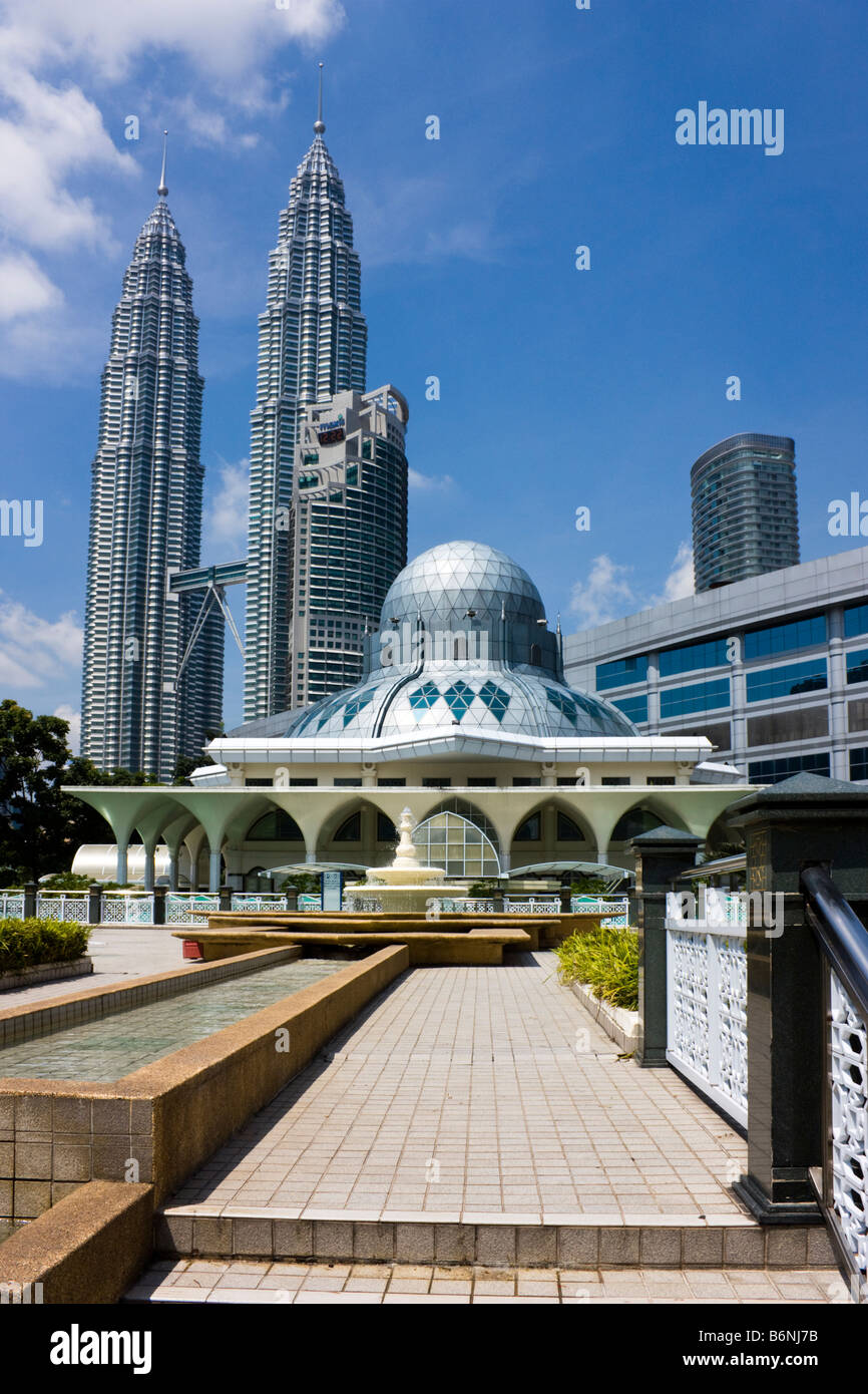 Petronas Twin Towers and Asy Syakirin Mosque in Kuala Lumpur Stock 