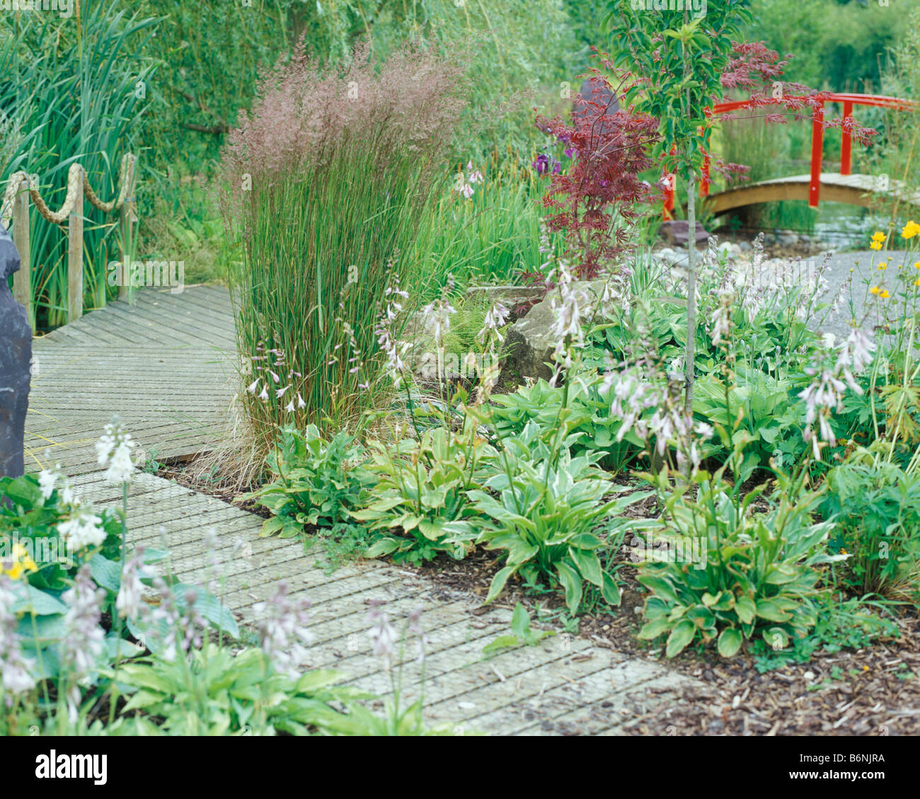 JAPANESE GARDEN PATH MEANDERS THROUGH GARDEN Stock Photo