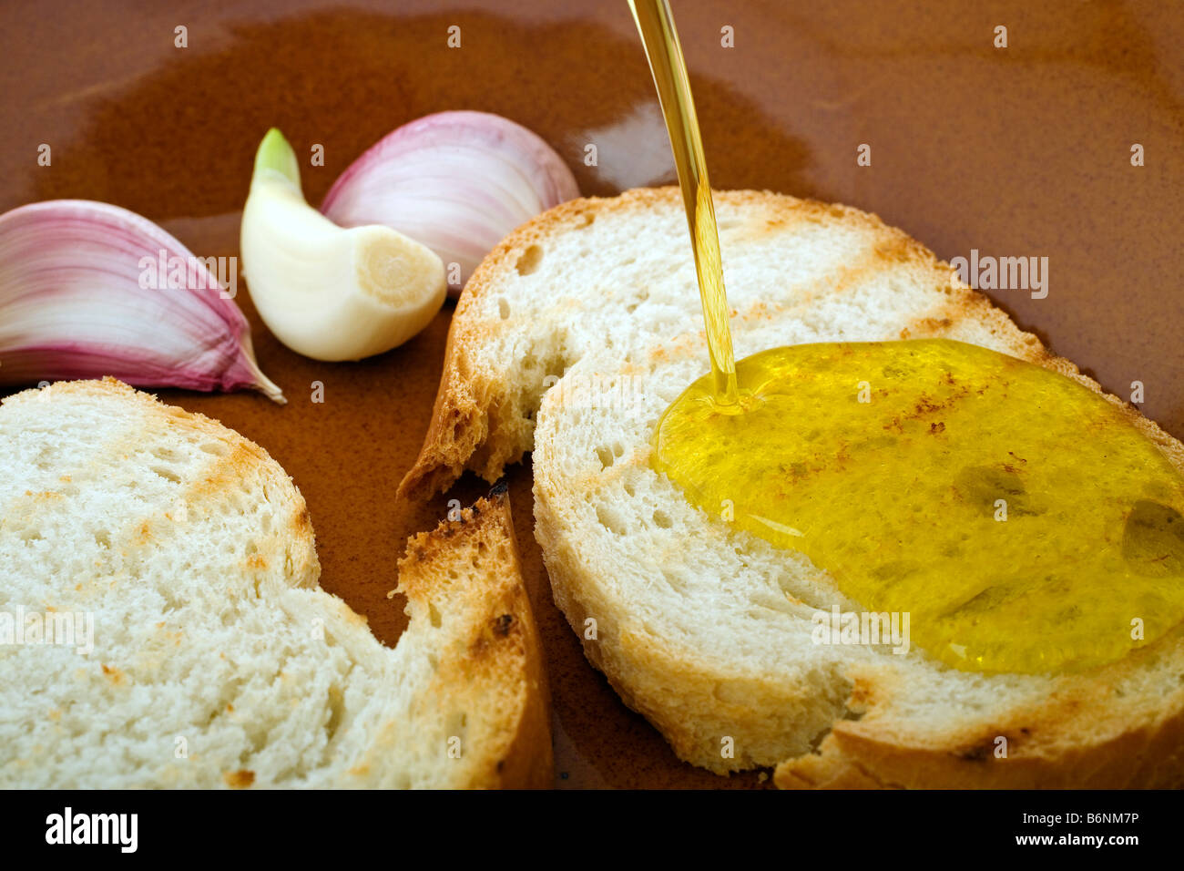 aceite de oliva virgen extra con pan y ajos Extra virgin olive oil with bread and garlic Stock Photo