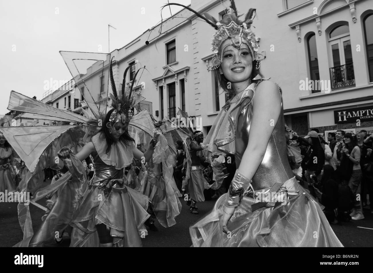 Signora giovane al carnevale di Notting Hill indossando occhiali da sole  con la bandiera giamaicana Foto stock - Alamy