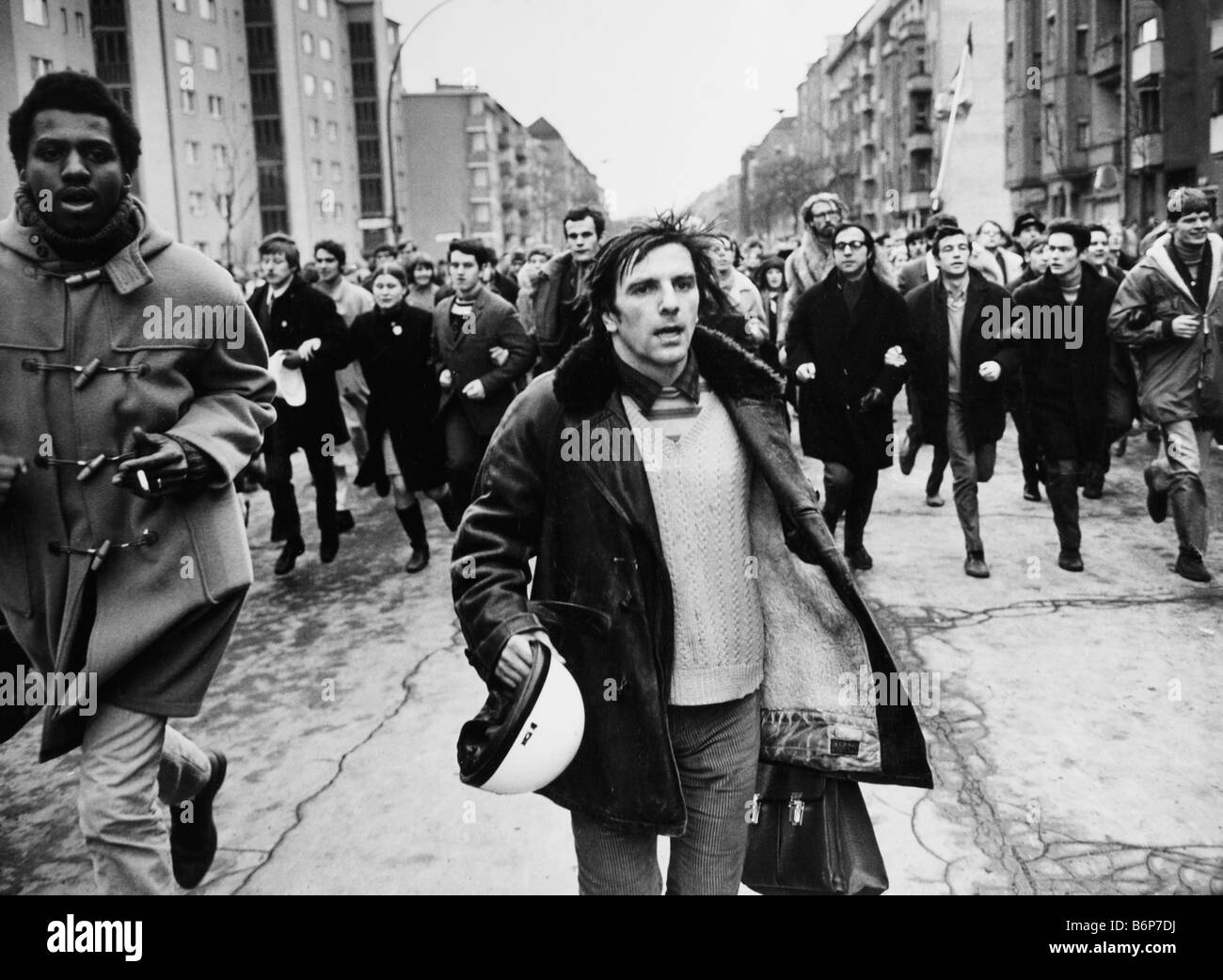 student leader Rudi Dutschke running in front of demonstrating students at Viet-Nam-Demonstration in Berlin in February 1968 Stock Photo