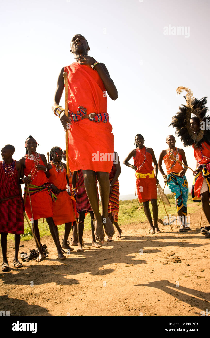 maasia mara men welcoming ceremony Stock Photo - Alamy