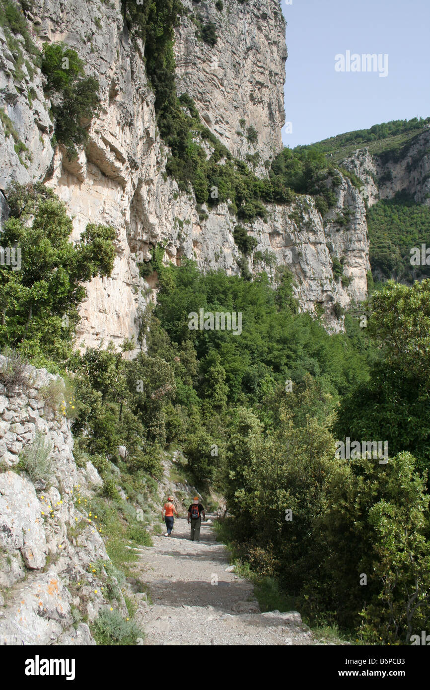 Two walkers on the Sentiero degli Dei on the Amalfi Coast Italy Stock Photo
