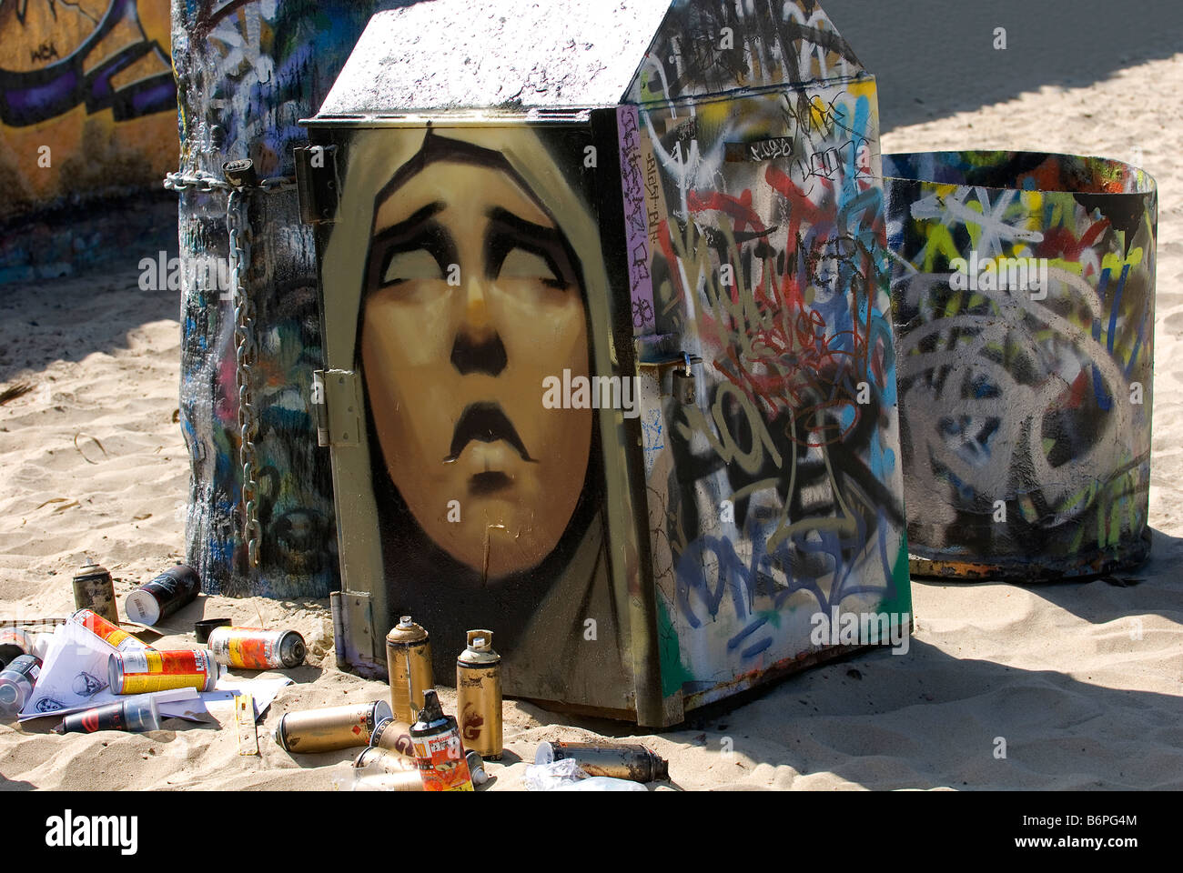 Grafitti artist painting hi-res stock photography and images - Alamy