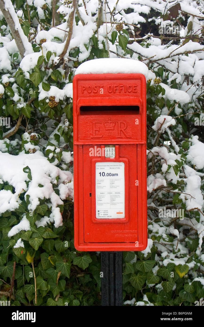 Snow red postbox hi-res stock photography and images - Alamy