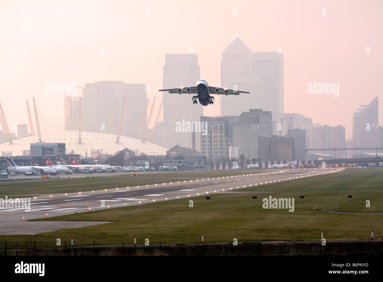 London city airport hi-res stock photography and images - Alamy