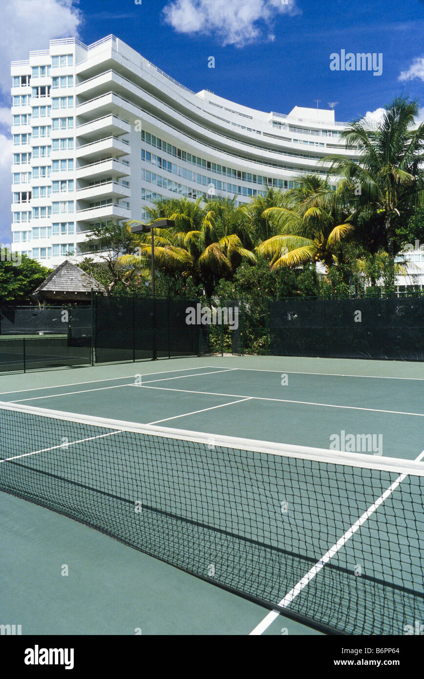 Foutain Bleu Hotel Miami Beach, tennis courts Stock Photo - Alamy