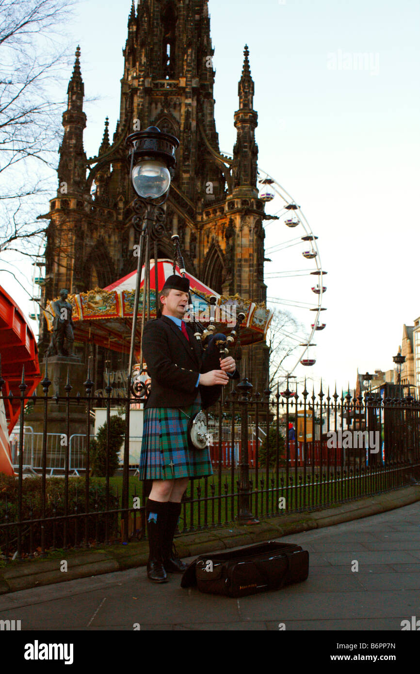 Bagpipes busking edinburgh hires stock photography and images Alamy