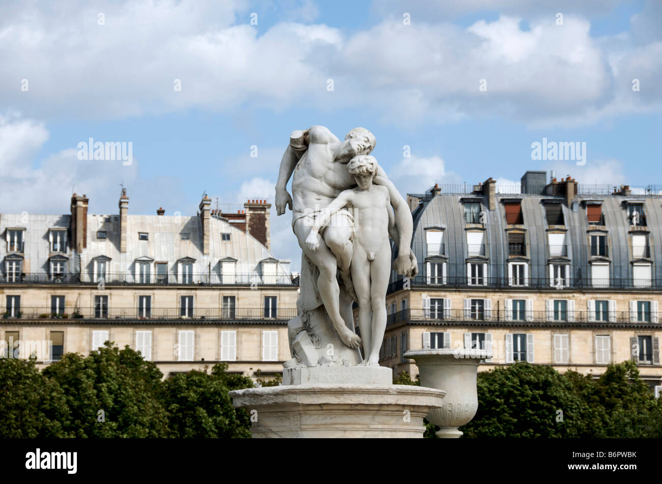 Paris garden statue hires stock photography and images Alamy