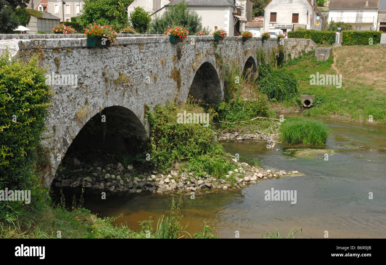 Bridge over the river Beuvron at Cande sur Beuvron in the Loir et Cher 41  departement of france Stock Photo - Alamy