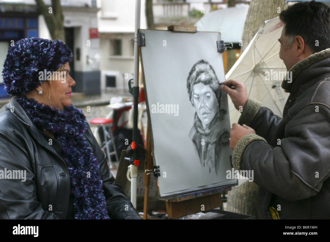 man drawing a portrait of a woman in Montmartre, France, Arr. 18, Paris Stock Photo