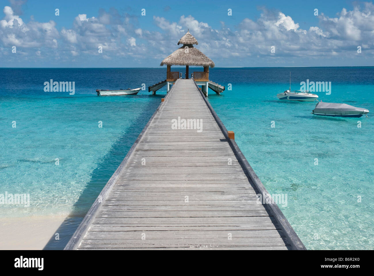 Wooden pier on the sea hi-res stock photography and images - Alamy