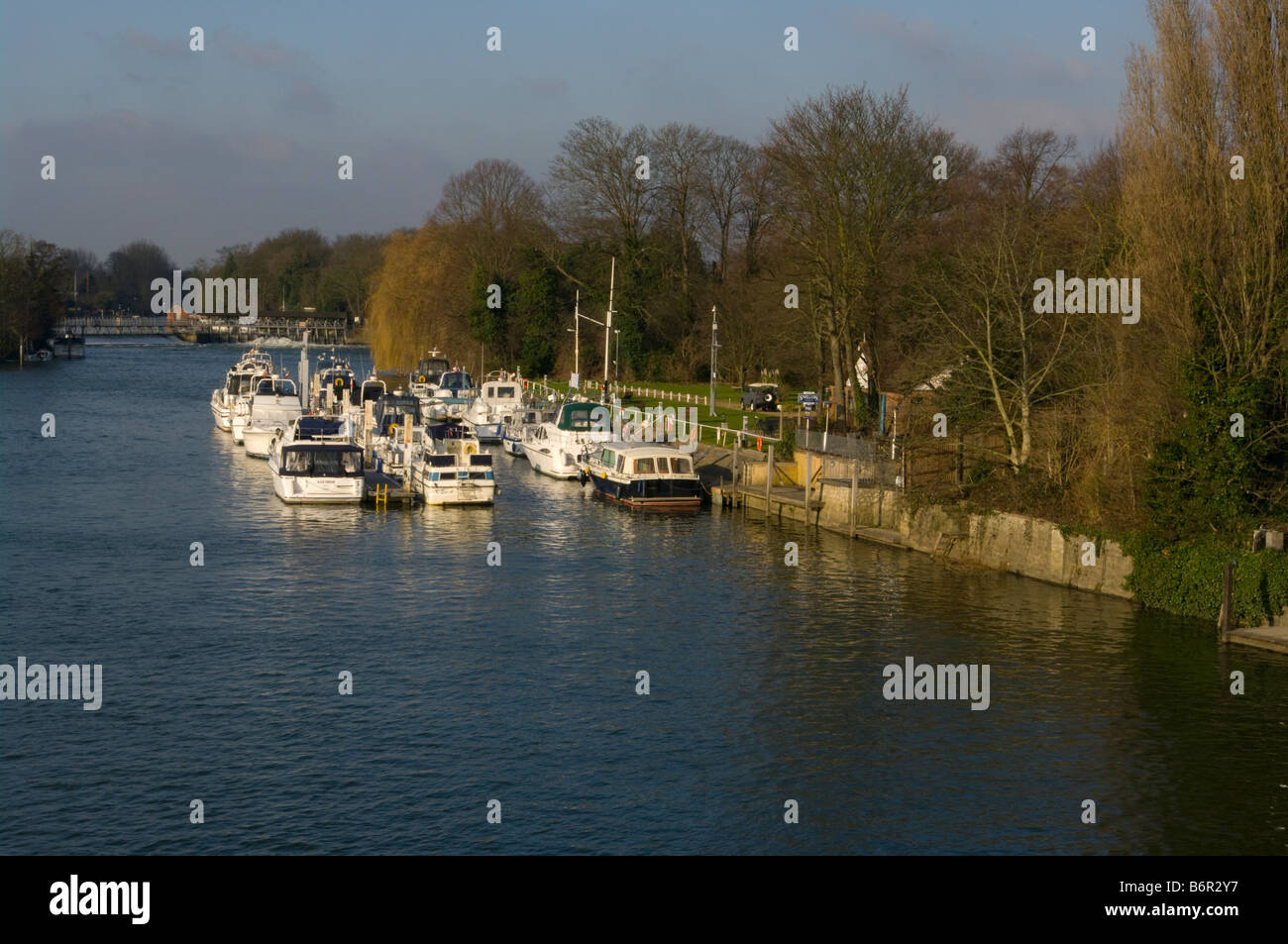 Boat Moorings On The North Bank of River Thames upstream from Hampton Court Bridge Stock Photo