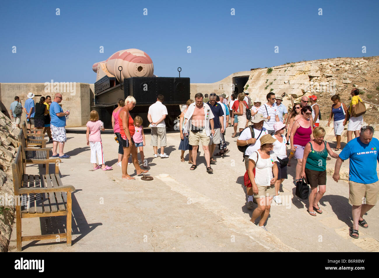 Tourists beside The Armstrong 100 ton gun, Fort Rinella, Kalkara, Malta Stock Photo