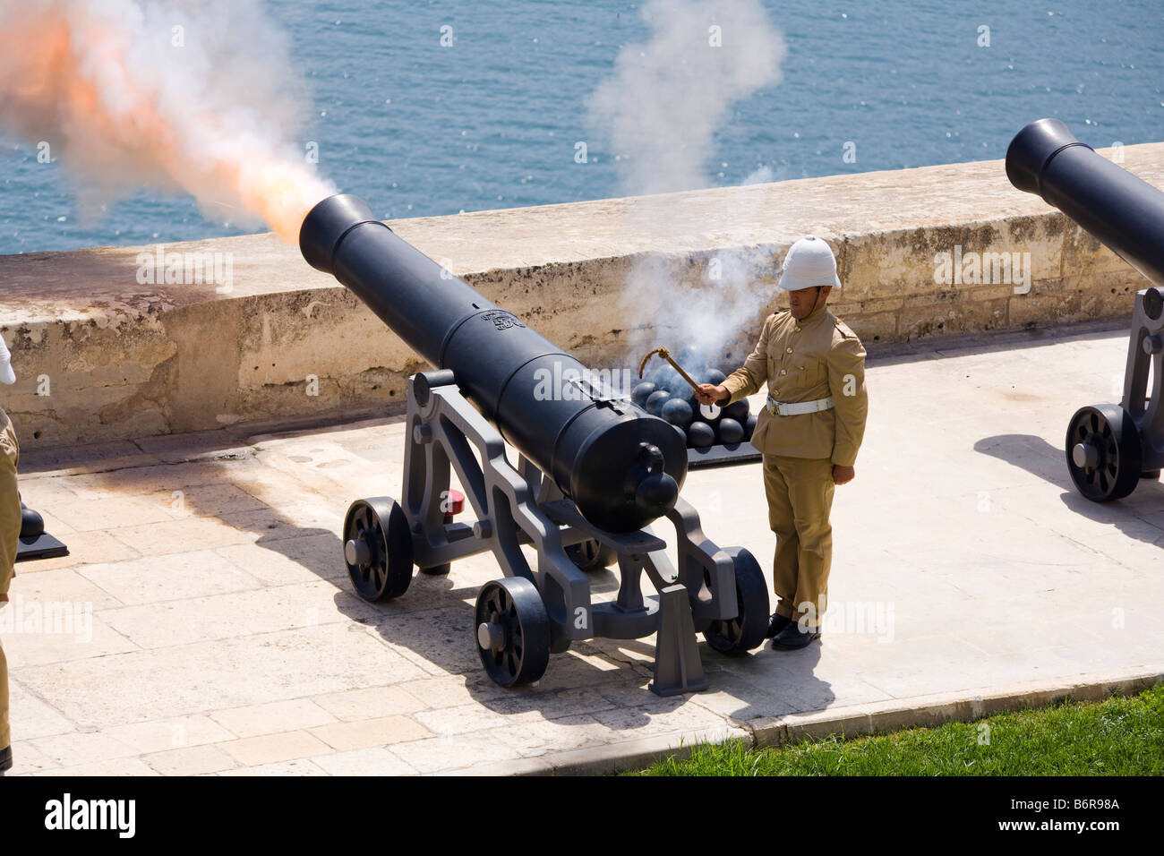 Historic noonday gun fired noon hires stock photography and images Alamy