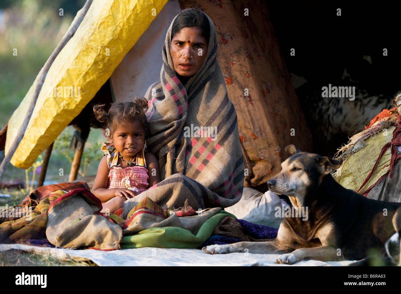 Very poor nomadic indian mother and baby outside their tent in morning sunlight. Andhra Pradesh, India Stock Photo