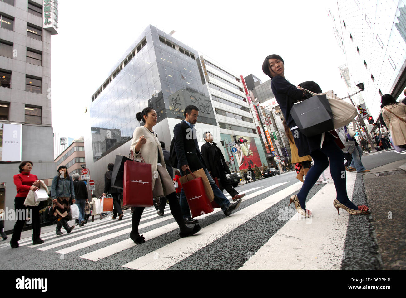 Tokyo crossing shopping bags hires stock photography and images Alamy