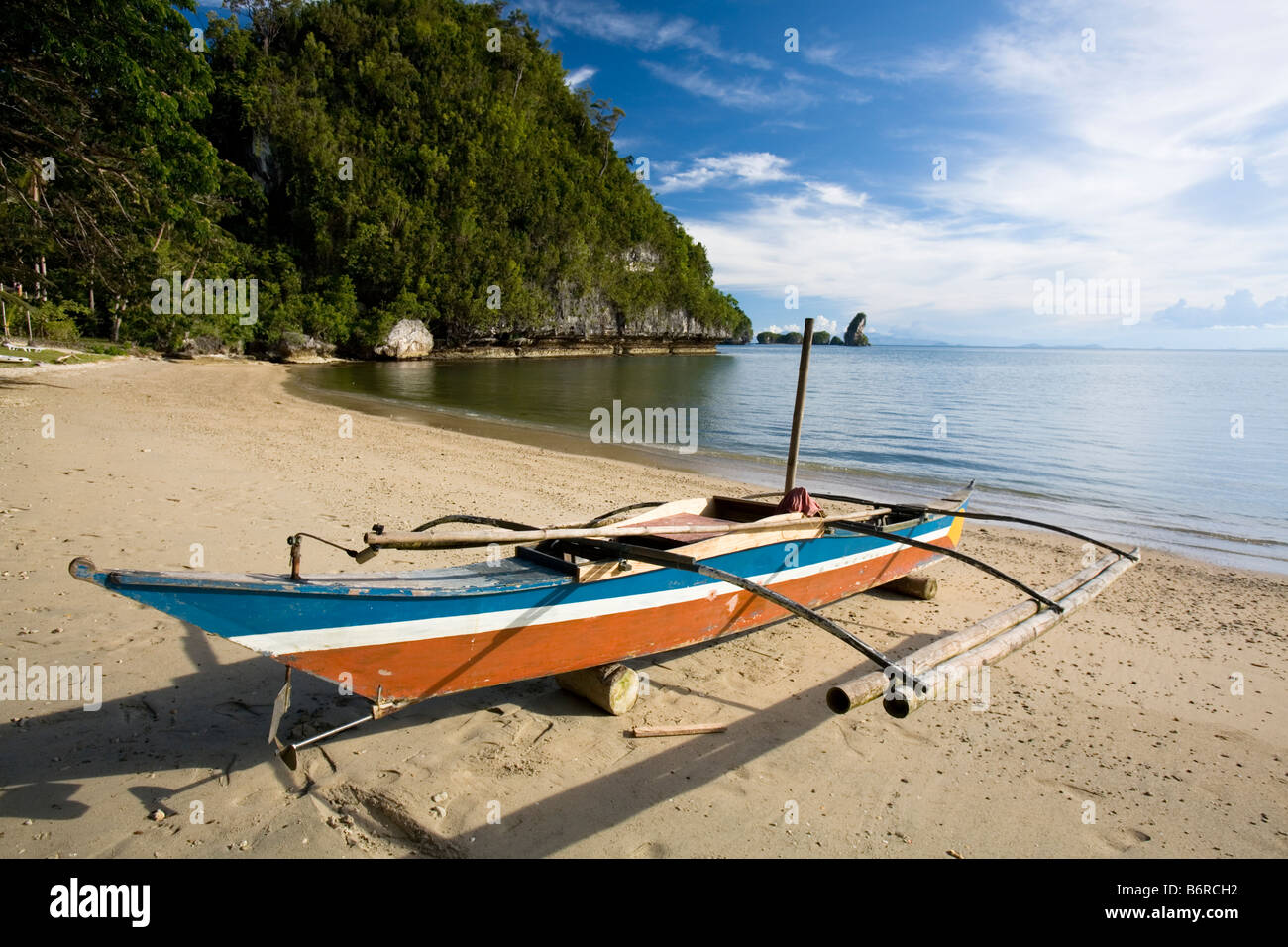 Katig Traditional outrigger boat on a deserted beach in the Philippines Stock ...