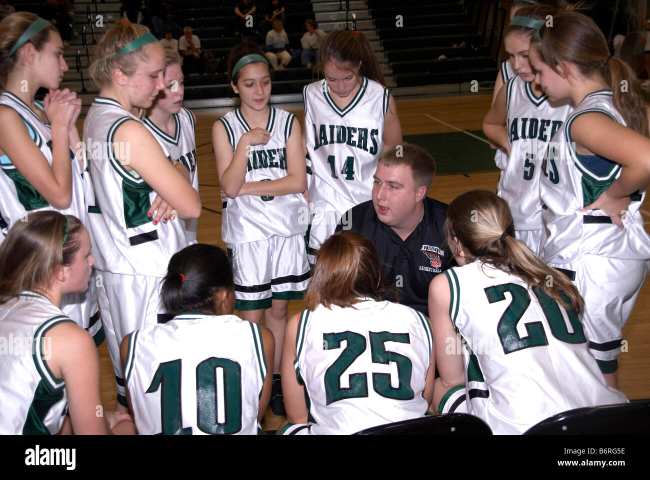 Coach talking basketball team hi-res stock photography and images - Alamy