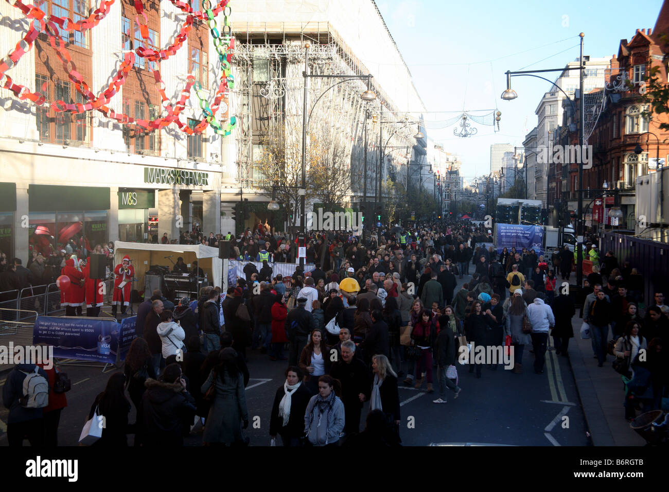 Traffic-free Christmas shopping day in Oxford Street, London Stock Photo