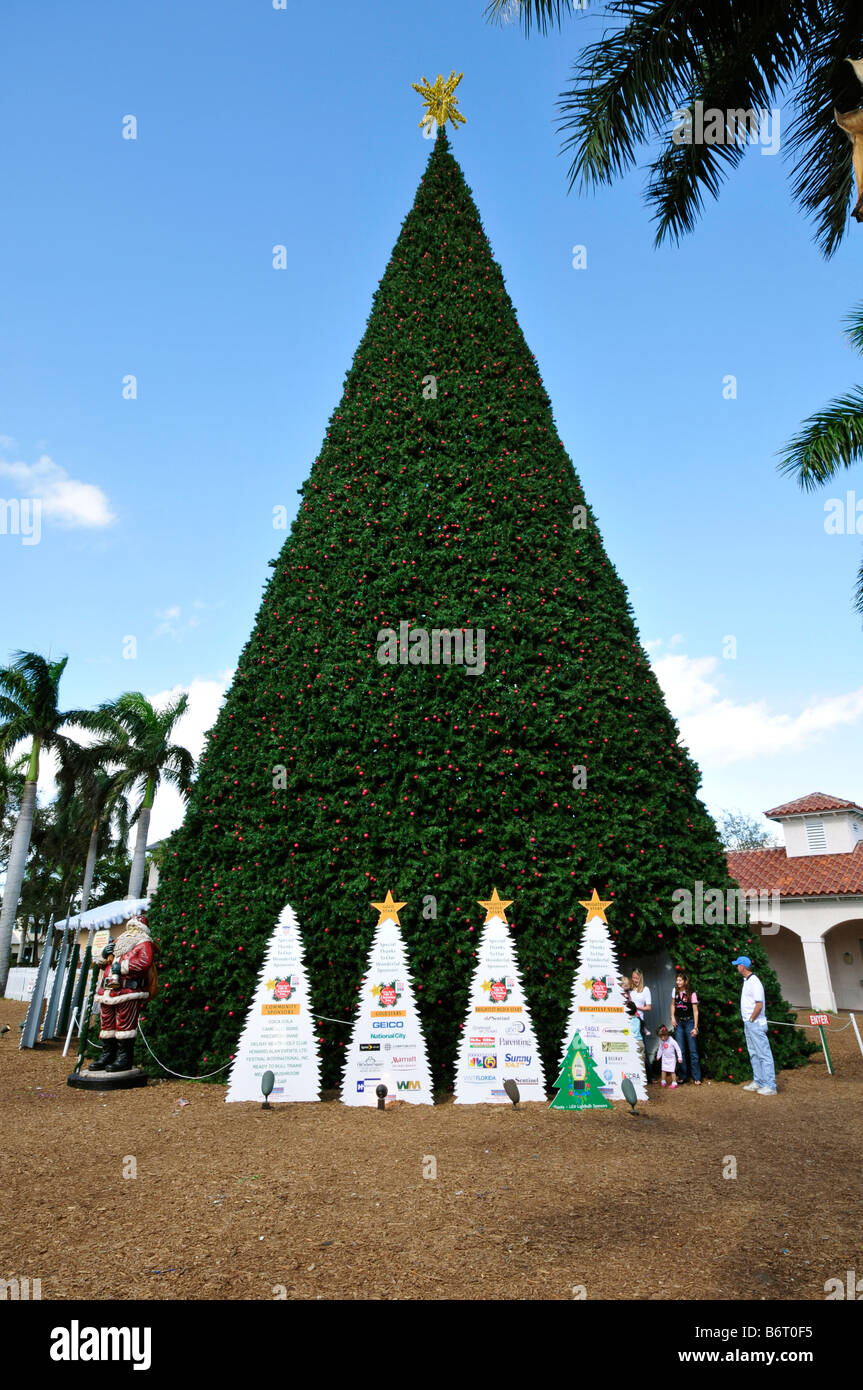 people with kids are waiting in line to take photographs with Santa