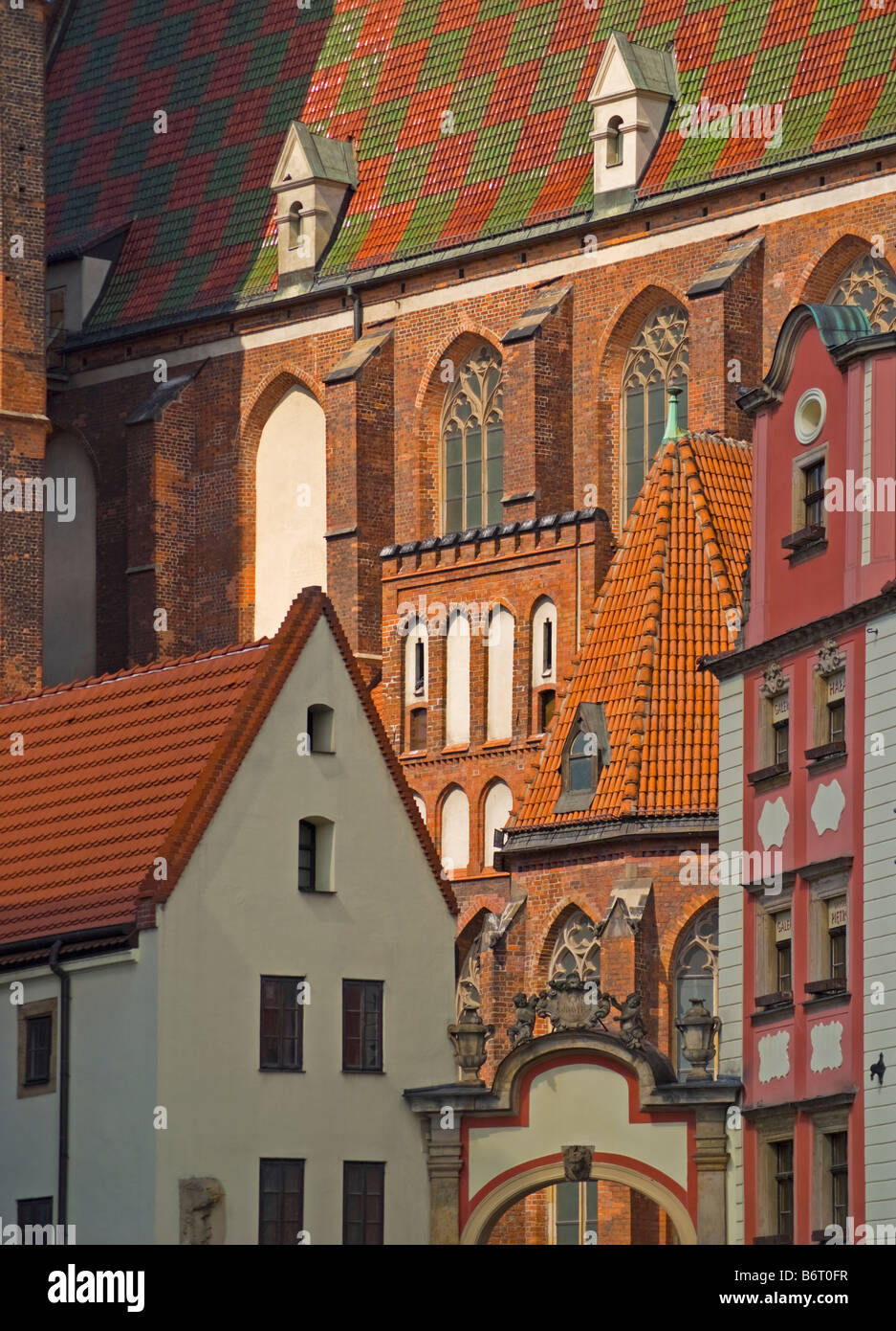 Wroclaw, Silesia, Poland. Church of St Elizabeth and the 'Jonney and Mary' houses seen from the Rynek (Market Square) Stock Photo