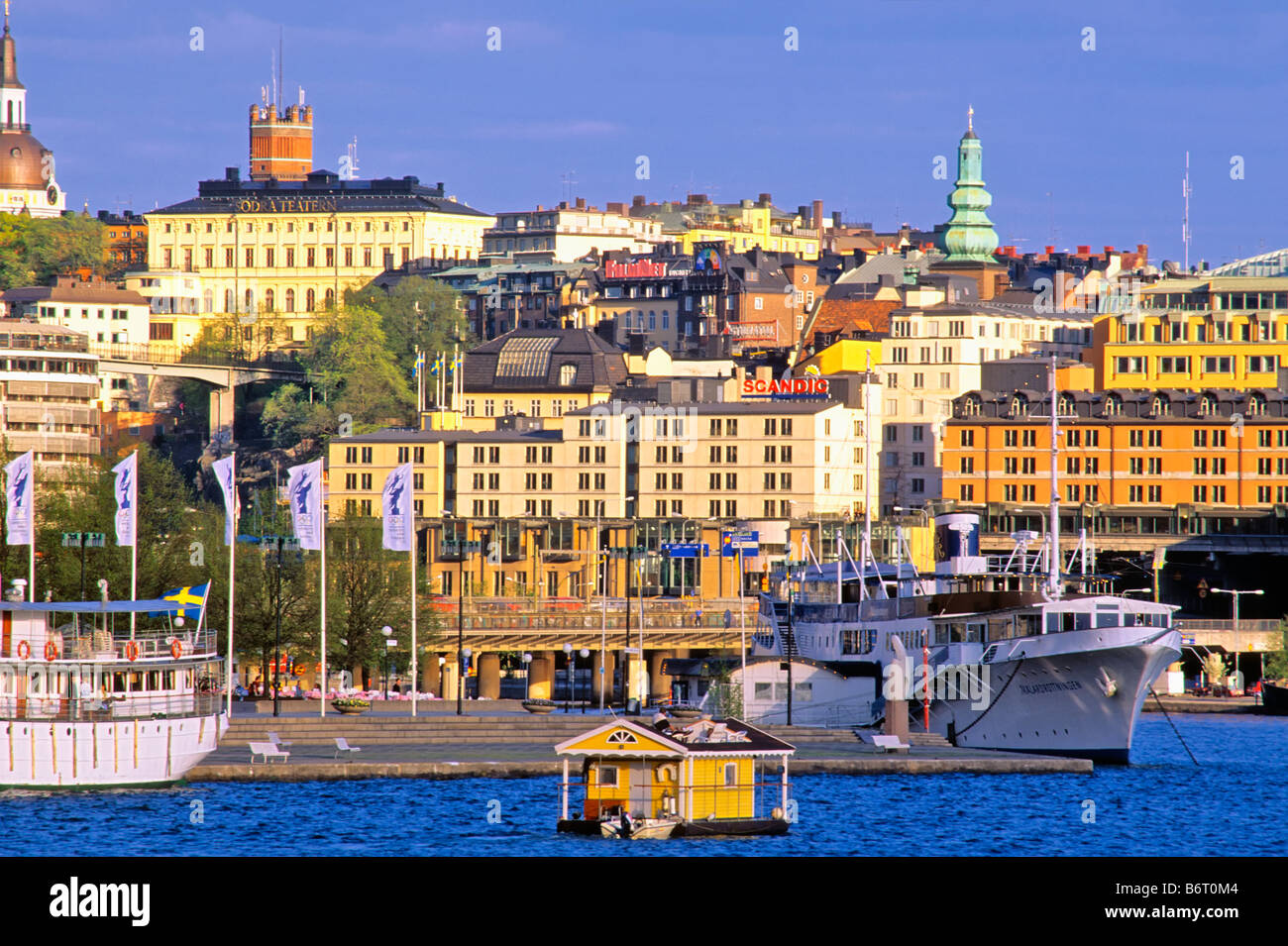 SWEDEN STOCKHOLM BOAT BUILT AS A HOUSE ON LAKE MÄLAREN Stock Photo