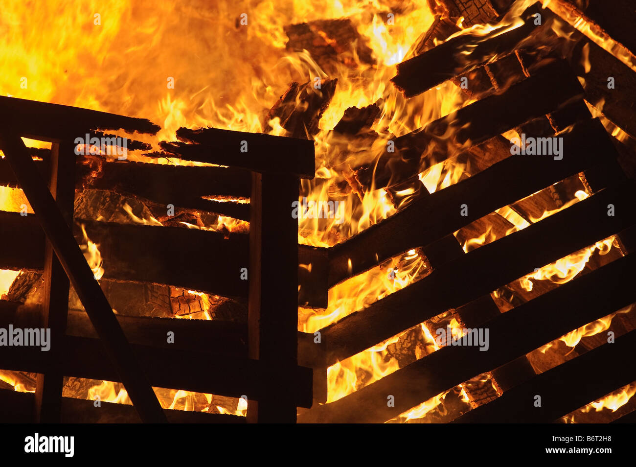 Burning pallets hires stock photography and images Alamy