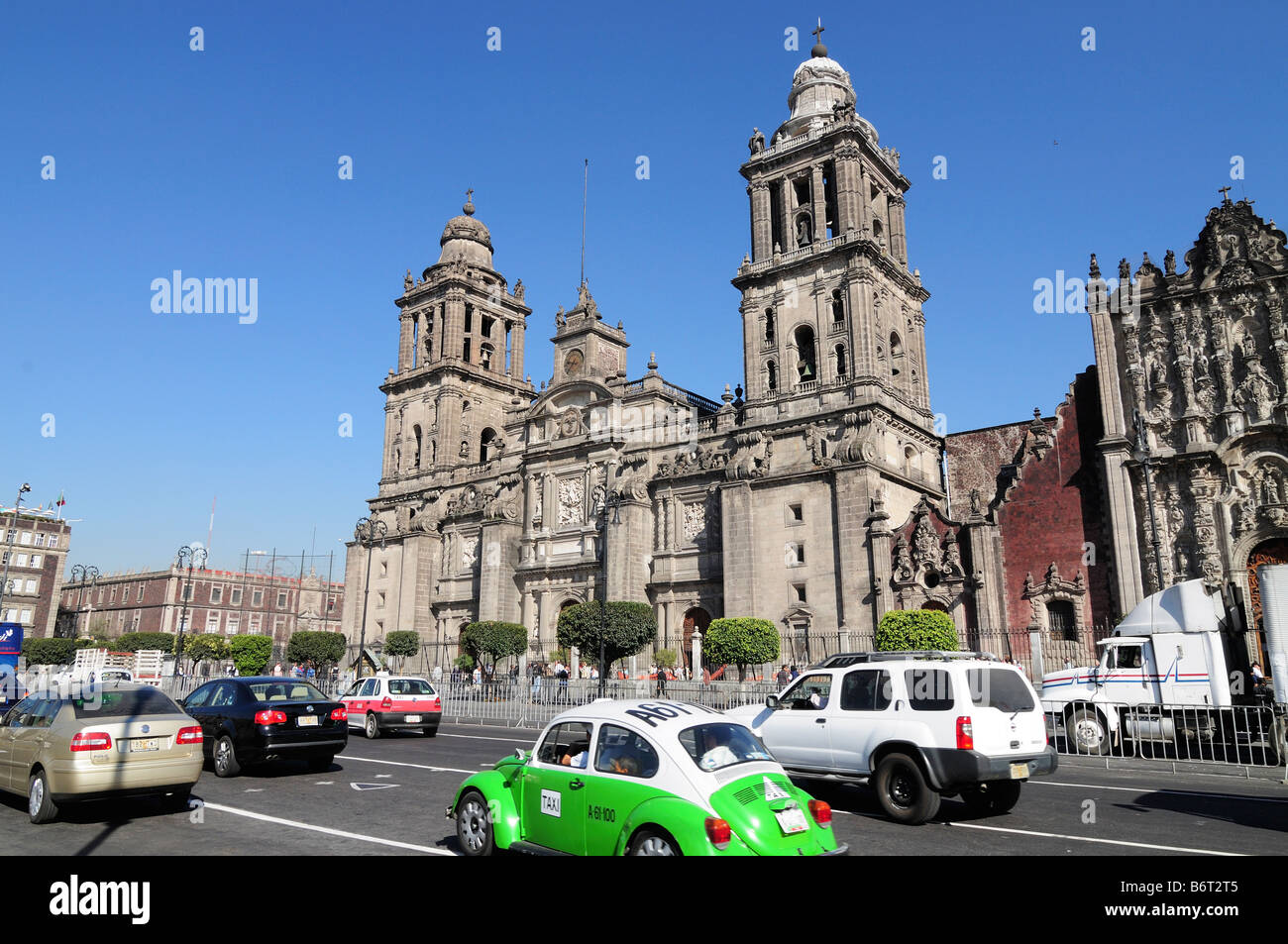 Traffic in front of Catedral Metropolitana on Zocalo, Mexico City Stock Photo