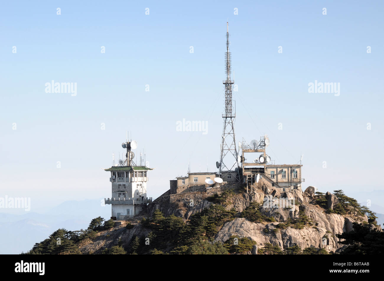 Radio transmitting mast and microwave dishes on top of Bright Peak Mountain, Huangshan, China Stock Photo