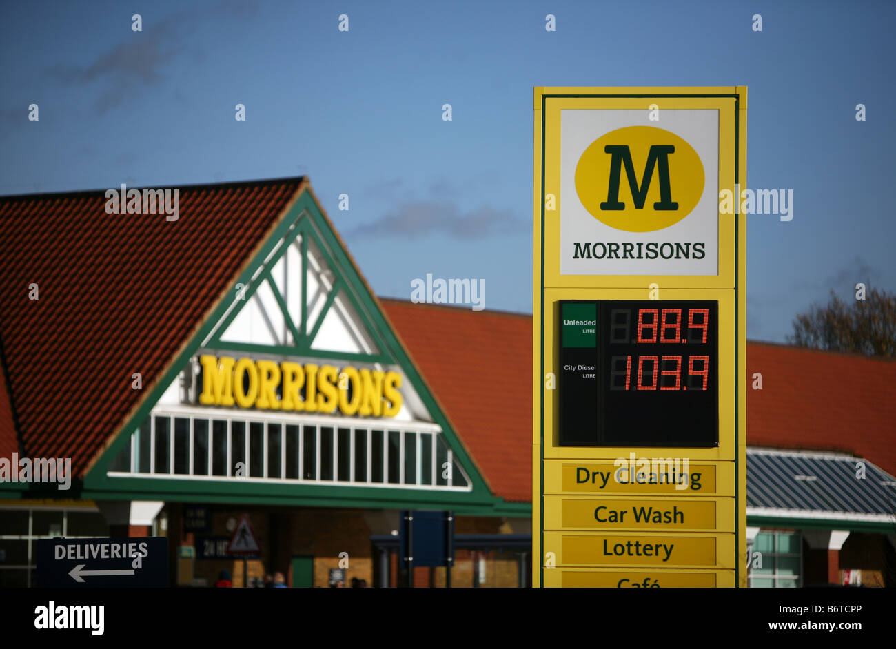 Supermarket car wash hires stock photography and images Alamy