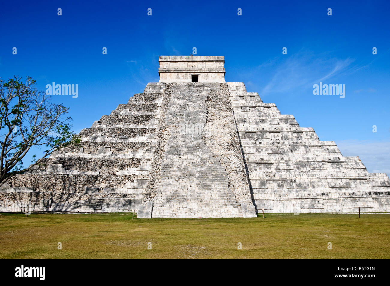 CHICHEN ITZA, Mexico - El Castillo (also known as Temple of Kuklcan) at the ancient Mayan ruins at Chichen Itza, Yucatan, Mexico 081216092500 4396.NEF Stock Photo