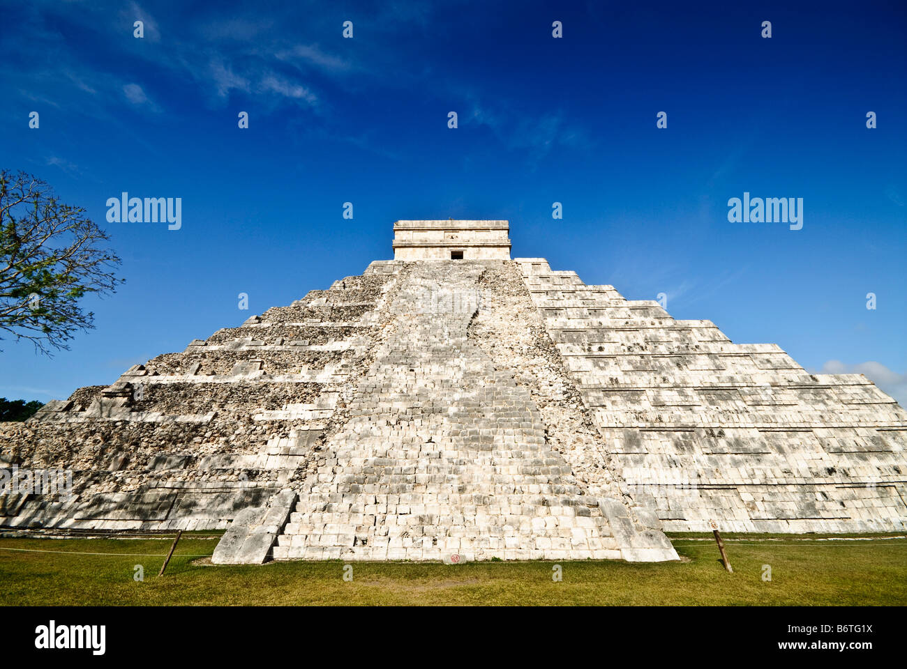 CHICHEN ITZA, Mexico - El Castillo (also known as Temple of Kuklcan) at the ancient Mayan ruins at Chichen Itza, Yucatan, Mexico 081216092634 1915.NEF Stock Photo