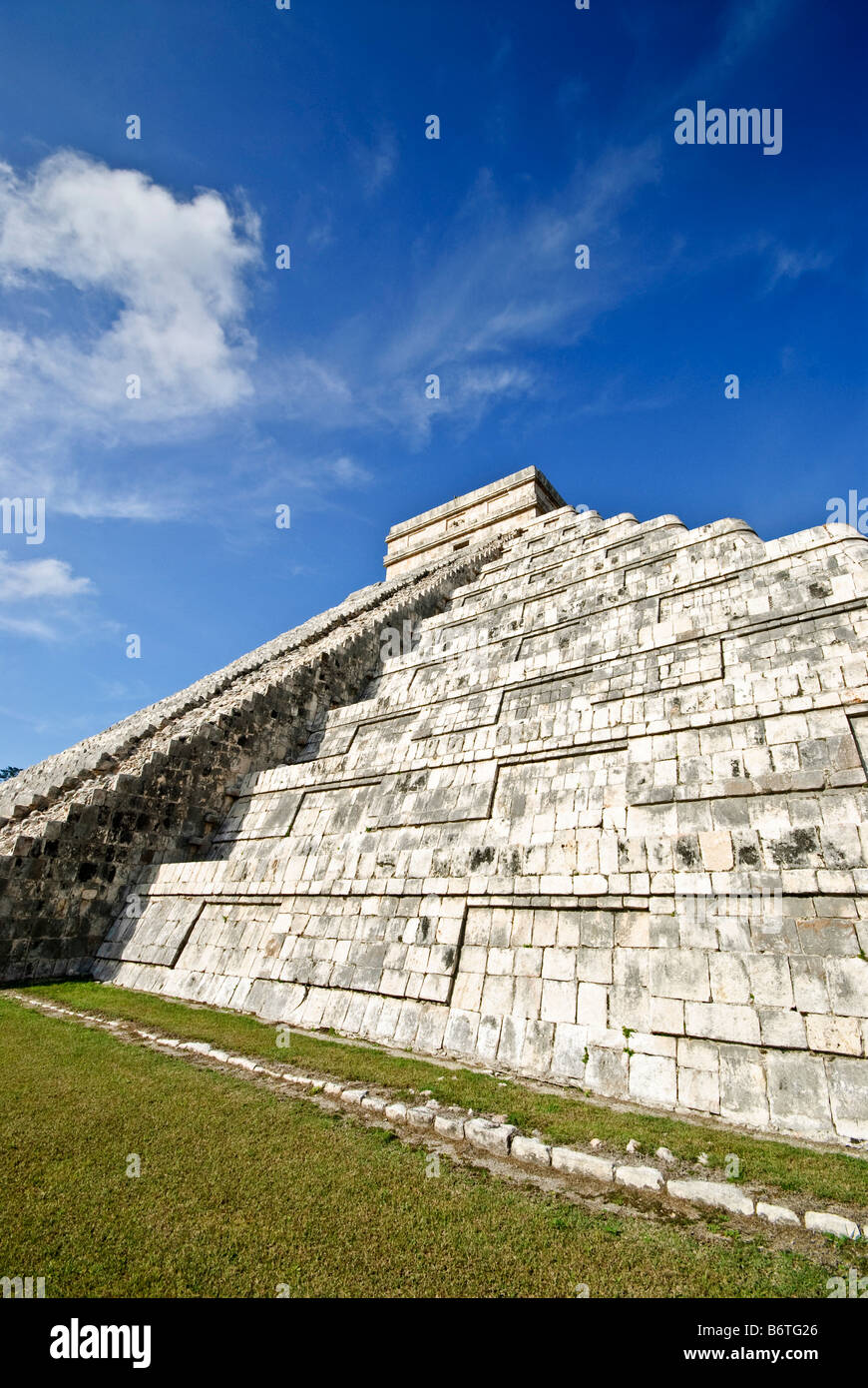 CHICHEN ITZA, Mexico - El Castillo (also known as Temple of Kuklcan) at the ancient Mayan ruins at Chichen Itza, Yucatan, Mexico 081216092726 1919x.tif Stock Photo