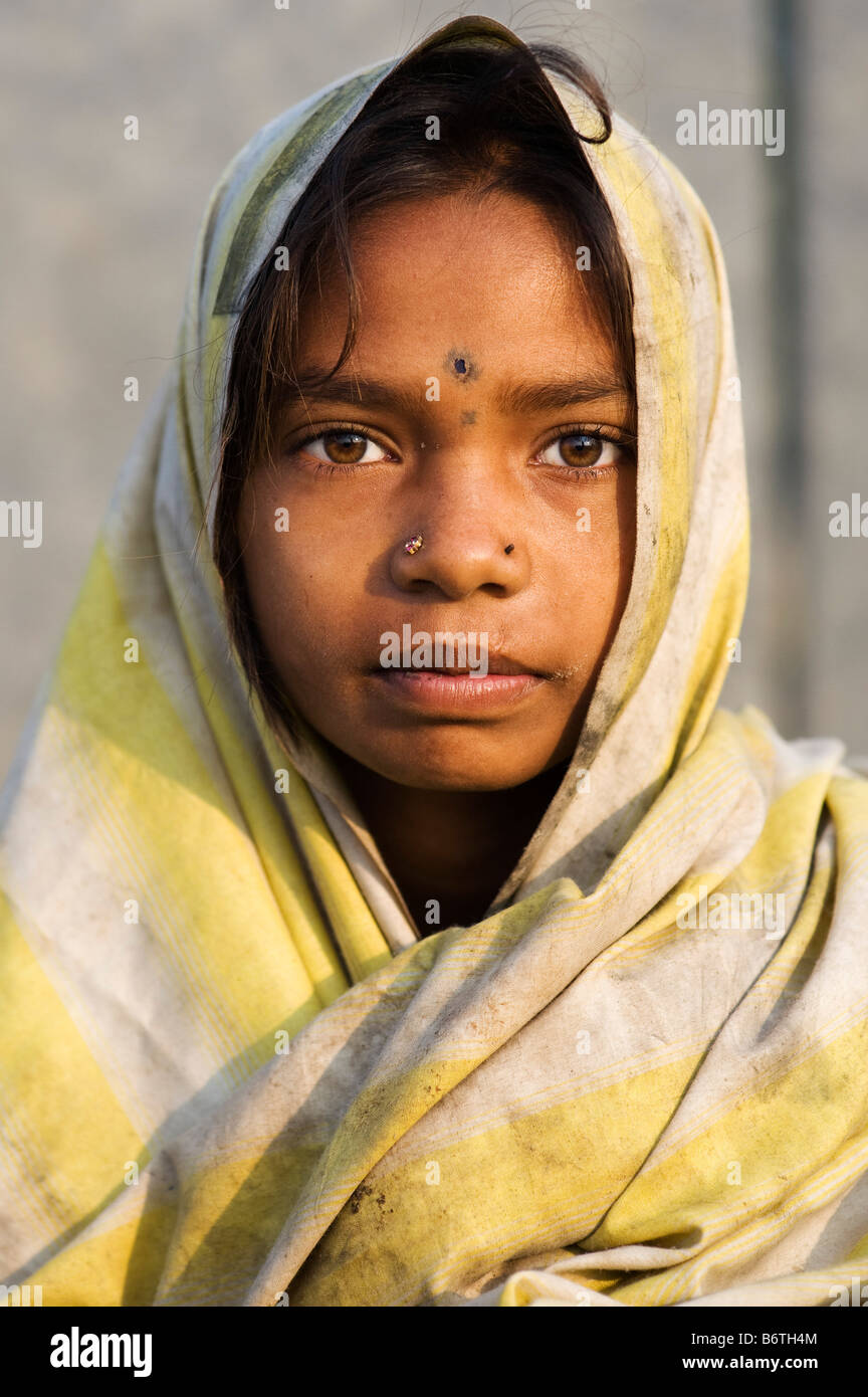 Poor nomadic indian girl wrapped in a dirty sheet. Portrait. Andhra Pradesh, India Stock Photo