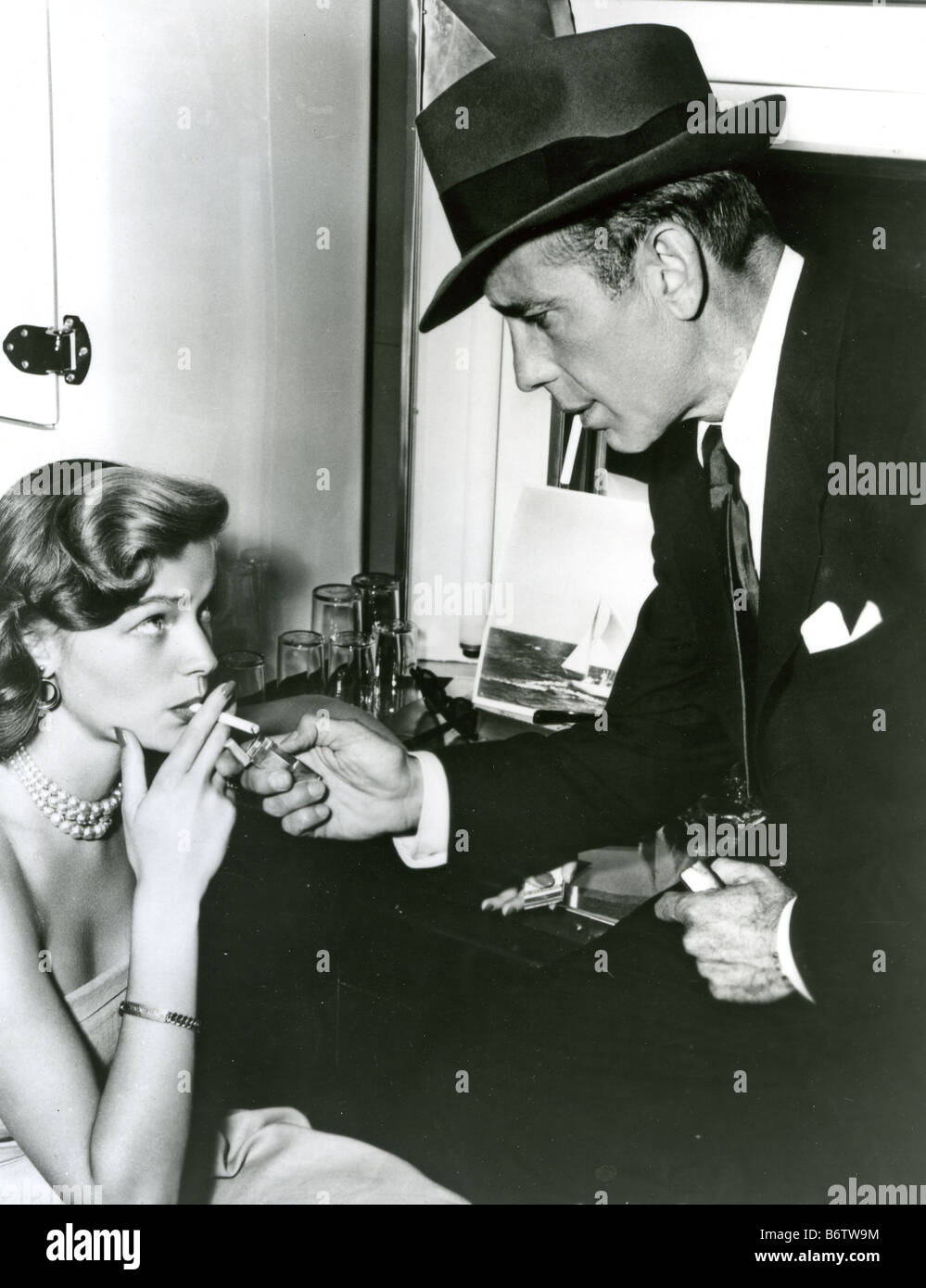lauren bacall cigarette Lauren bacall smoking hi-res stock photography and images