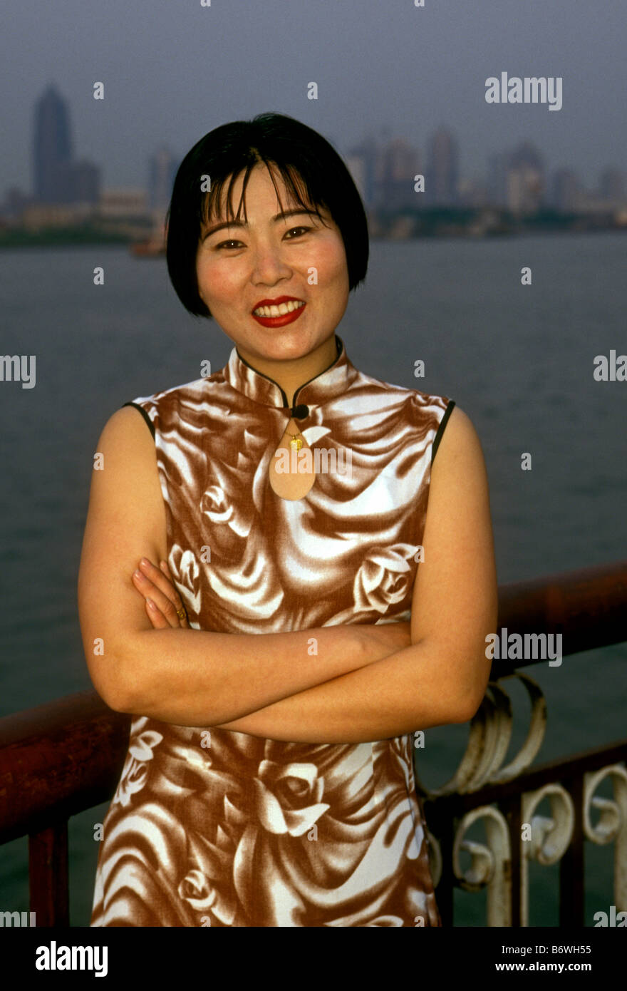 1, one, Chinese woman, adult woman, adult, woman, eye contact, front view, The Bund, Waitan, city of Shanghai, Shanghai, Shanghai Municipality, China Stock Photo