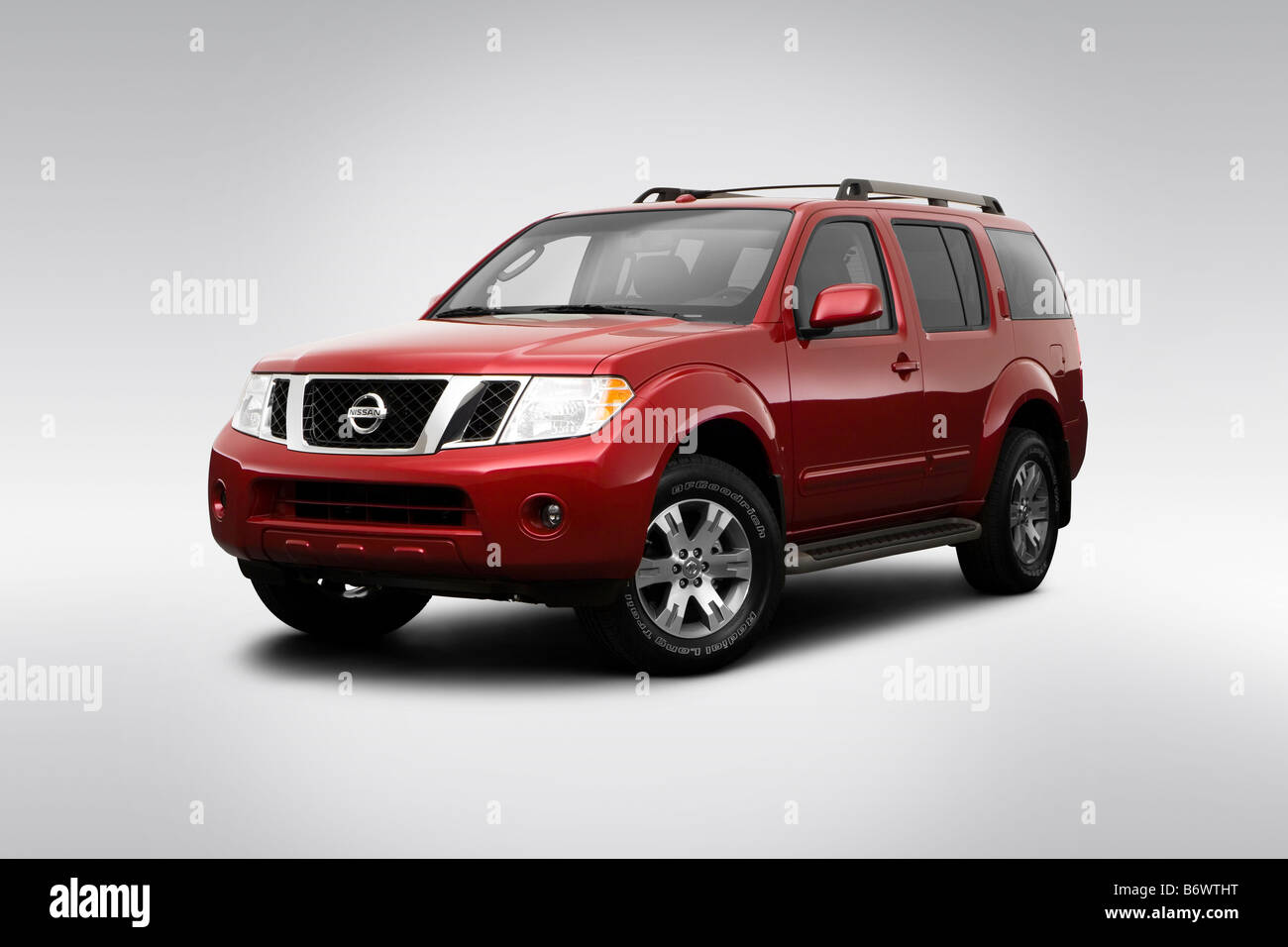 2009 Nissan Pathfinder SE in Red - Front angle view Stock Photo