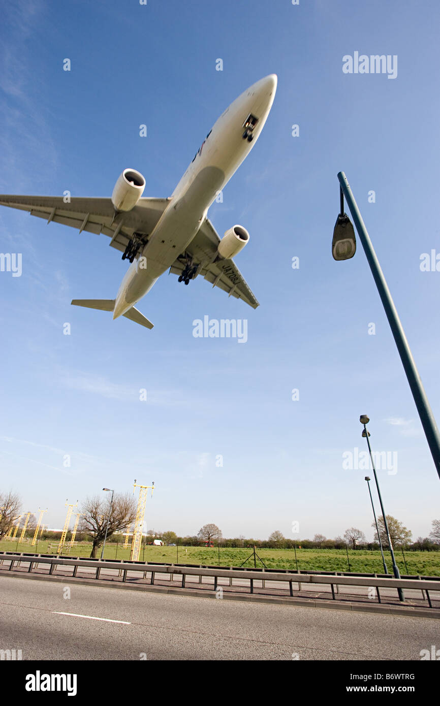 Aeroplane flying hi-res stock photography and images - Alamy