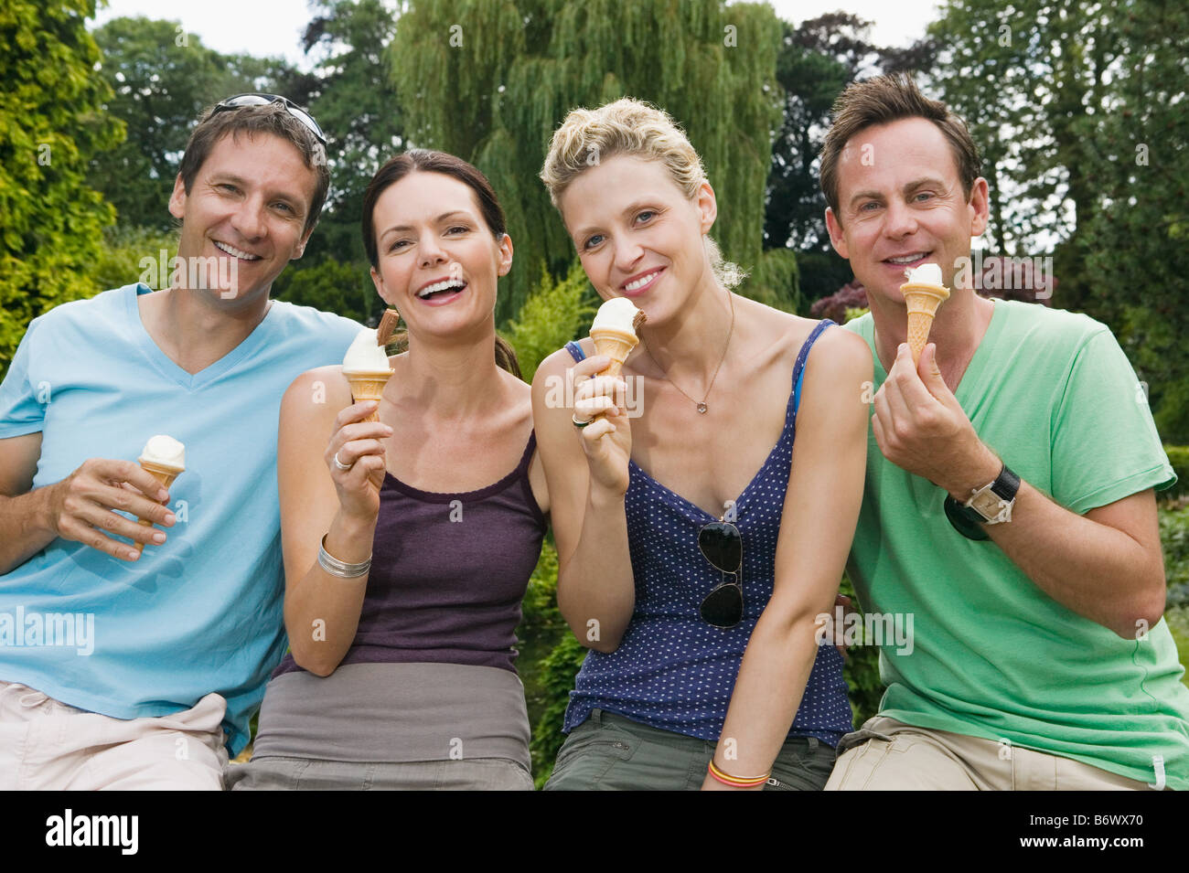 много мужчин в костюмах. жизнь подростка. 2 девочки и два мальчика друзья обнимаются. фотографии на четверых человек. четыре парня.