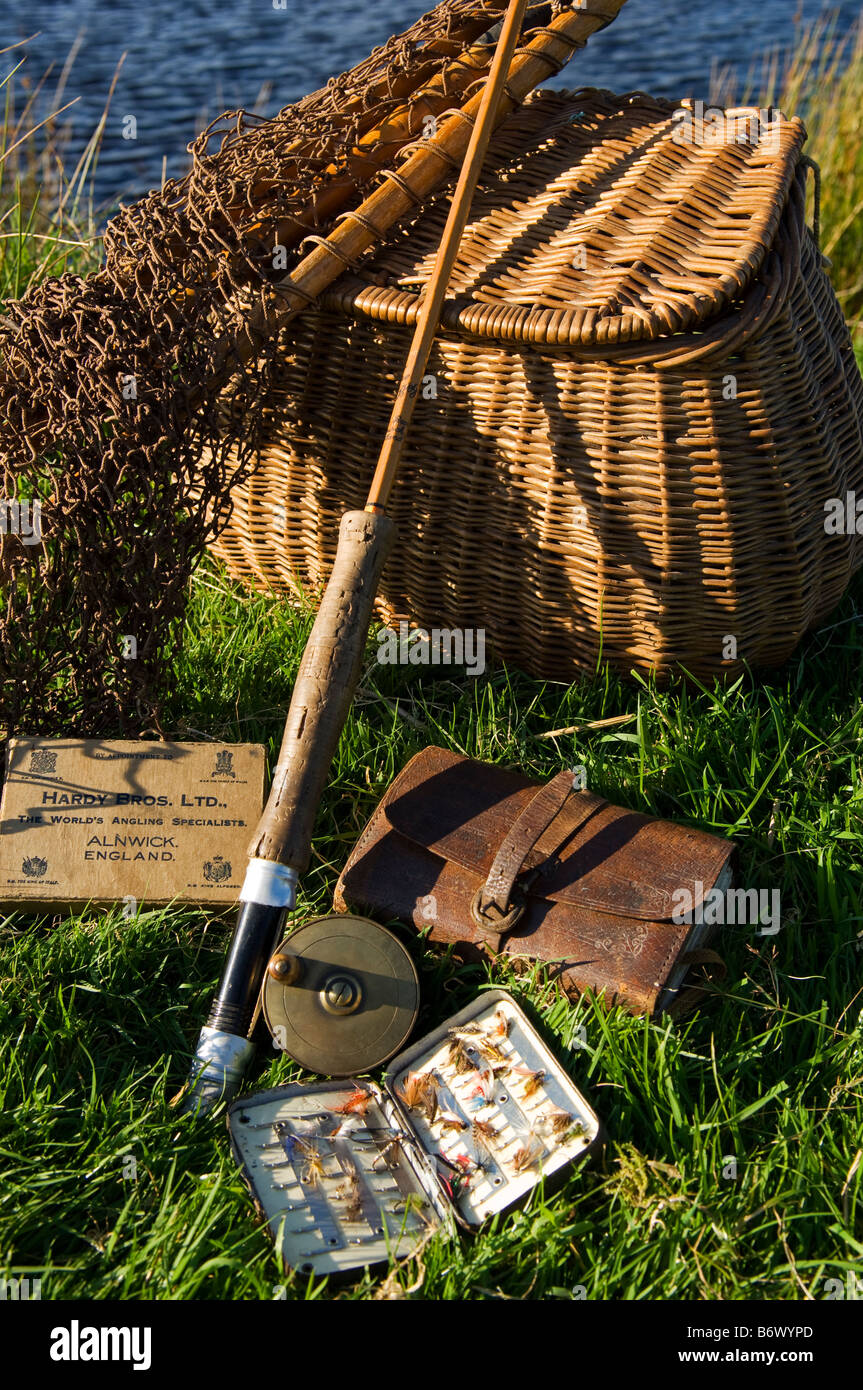 https://c8.alamy.com/comp/B6WYPD/uk-wales-conwy-a-split-cane-fly-rod-and-traditional-fly-fishing-equipment-B6WYPD.jpg