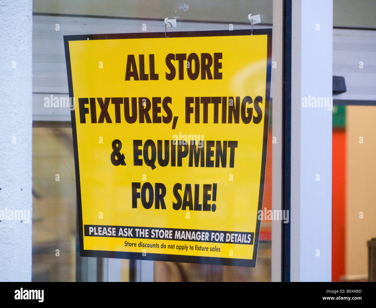 UK Woolworths store shop window with sale sign for fixtures and fittings Stock Photo