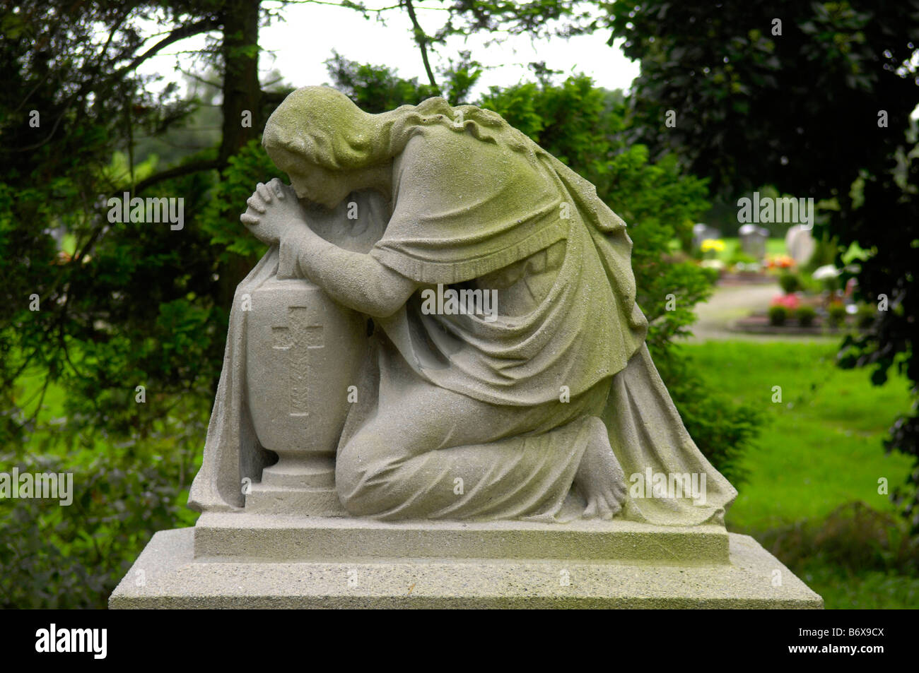 female statue headstone grave cemetery graveyard gothic germany deutschland sennelager kneel