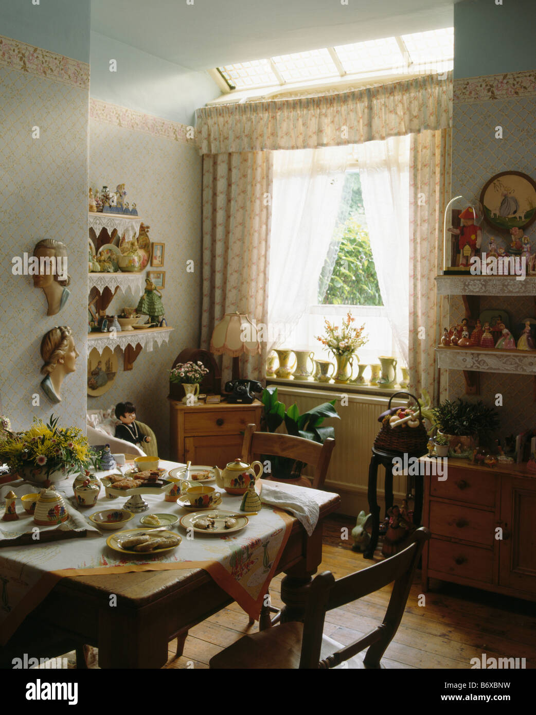 Collection of thirties plaques and china in small thirties style dining room Stock Photo