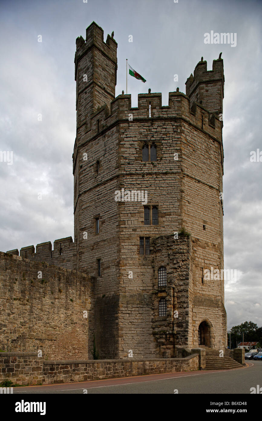 caernarfon-castle-edward-1st-largest-castle-in-wales-the-queen-s-gate