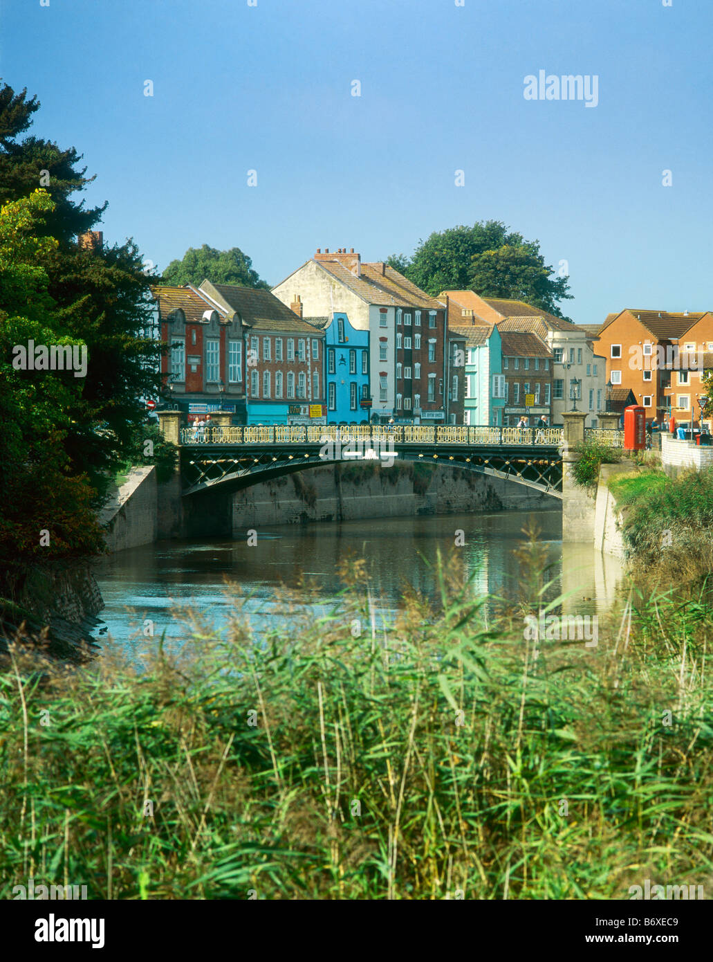 The cast iron Town Bridge or Bridgwater Bridge over the River Parrett at Bridgwater, Somerset, England with West Quay beyond. Stock Photo
