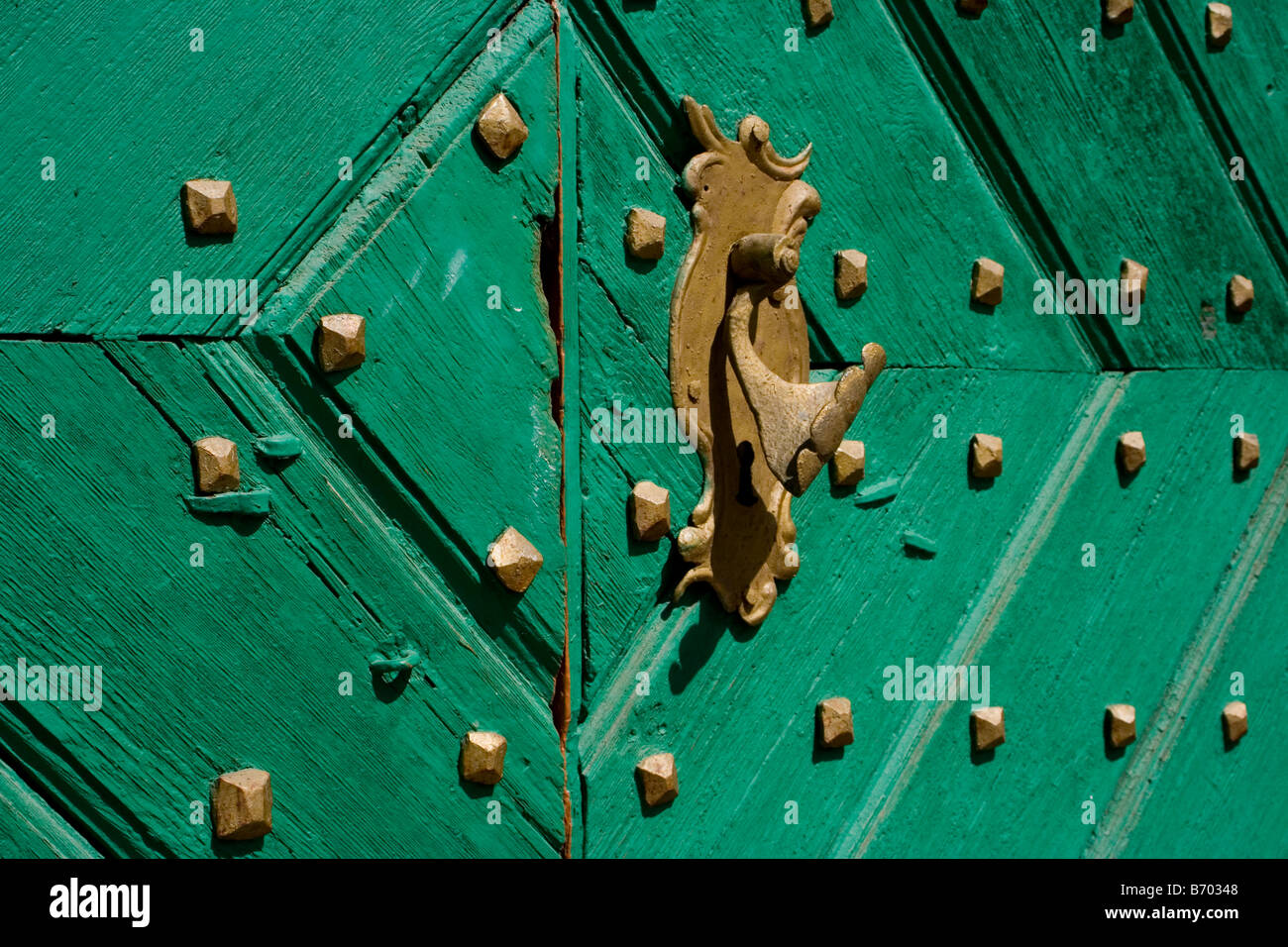 Green door brass handle hires stock photography and images Alamy