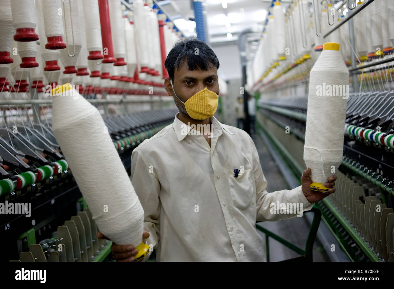 India Madhya Pradesh Indore , Mahima Fibres Ltd. spinning factory make yarn from organic and fair trade cotton Stock Photo